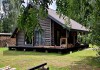 Бревенчатый дом с баней полухуторного типа у лесного озера